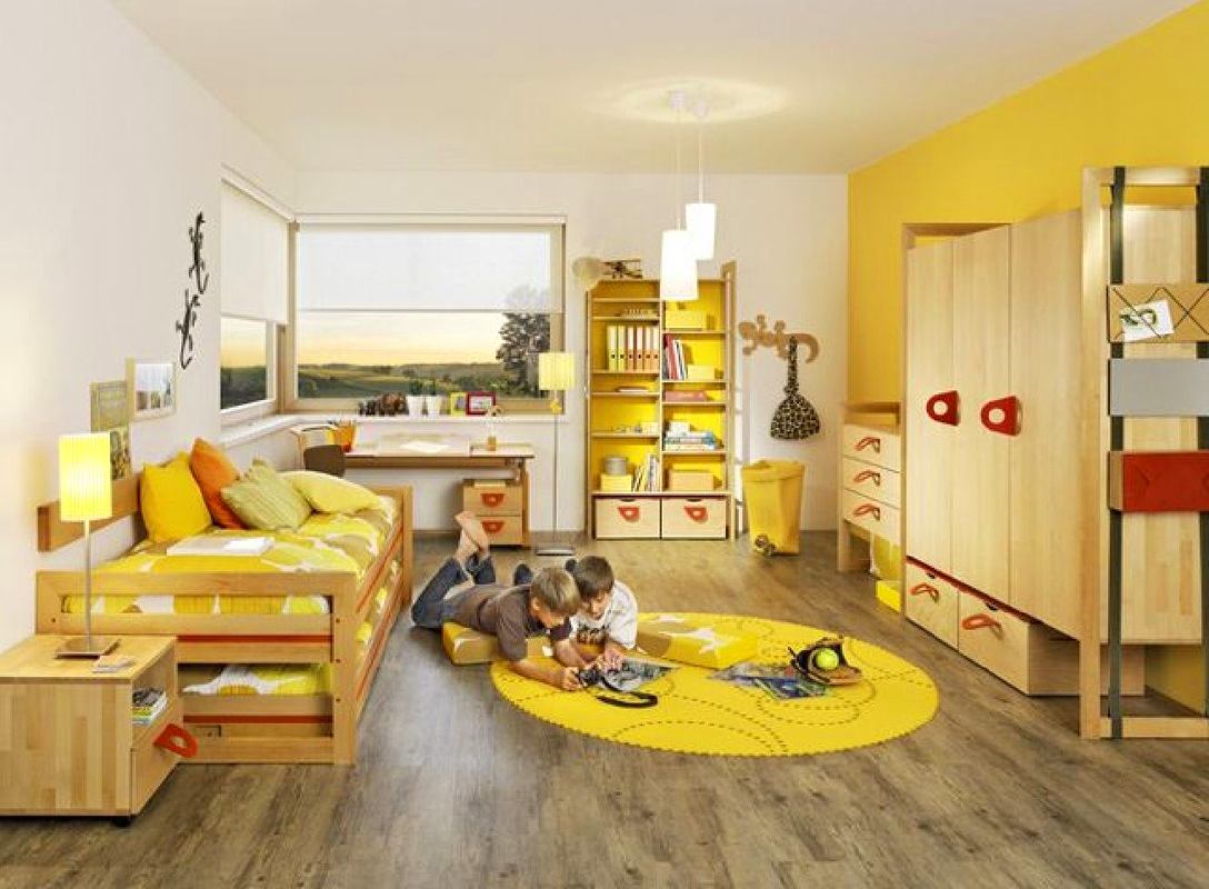Детская комната с желтыми стенами